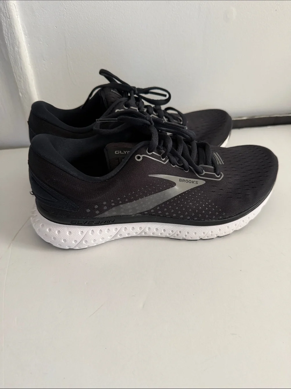 Brooks Women Black and White Running Shoes - Glycero 18  WE RUN  ON SCIENCE